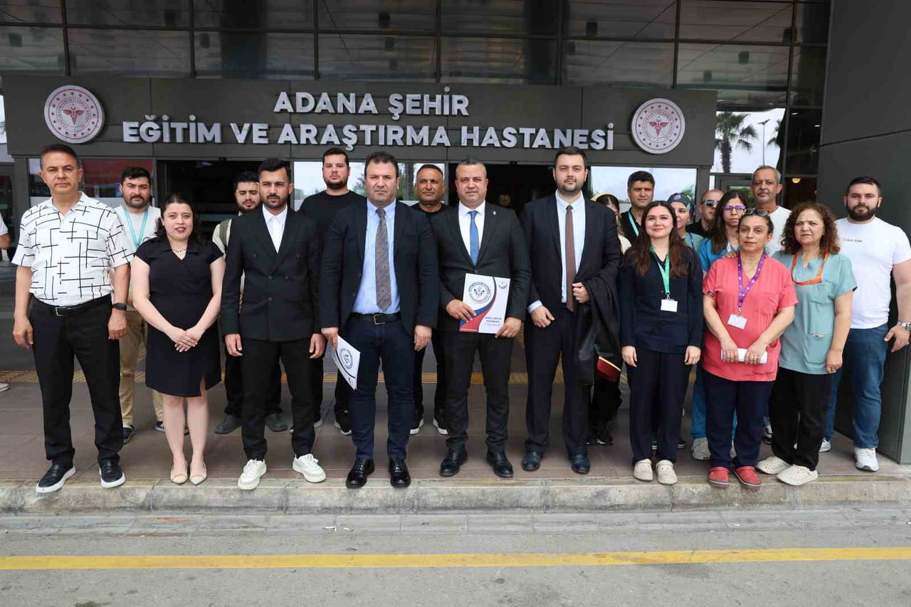 GENÇ SAĞLIK SENDİKASI ÜYELERİ ADANA ŞEHİR HASTANESİ ÖNÜNDE BASIN AÇIKLAMASI YAPIP KONUNUN...