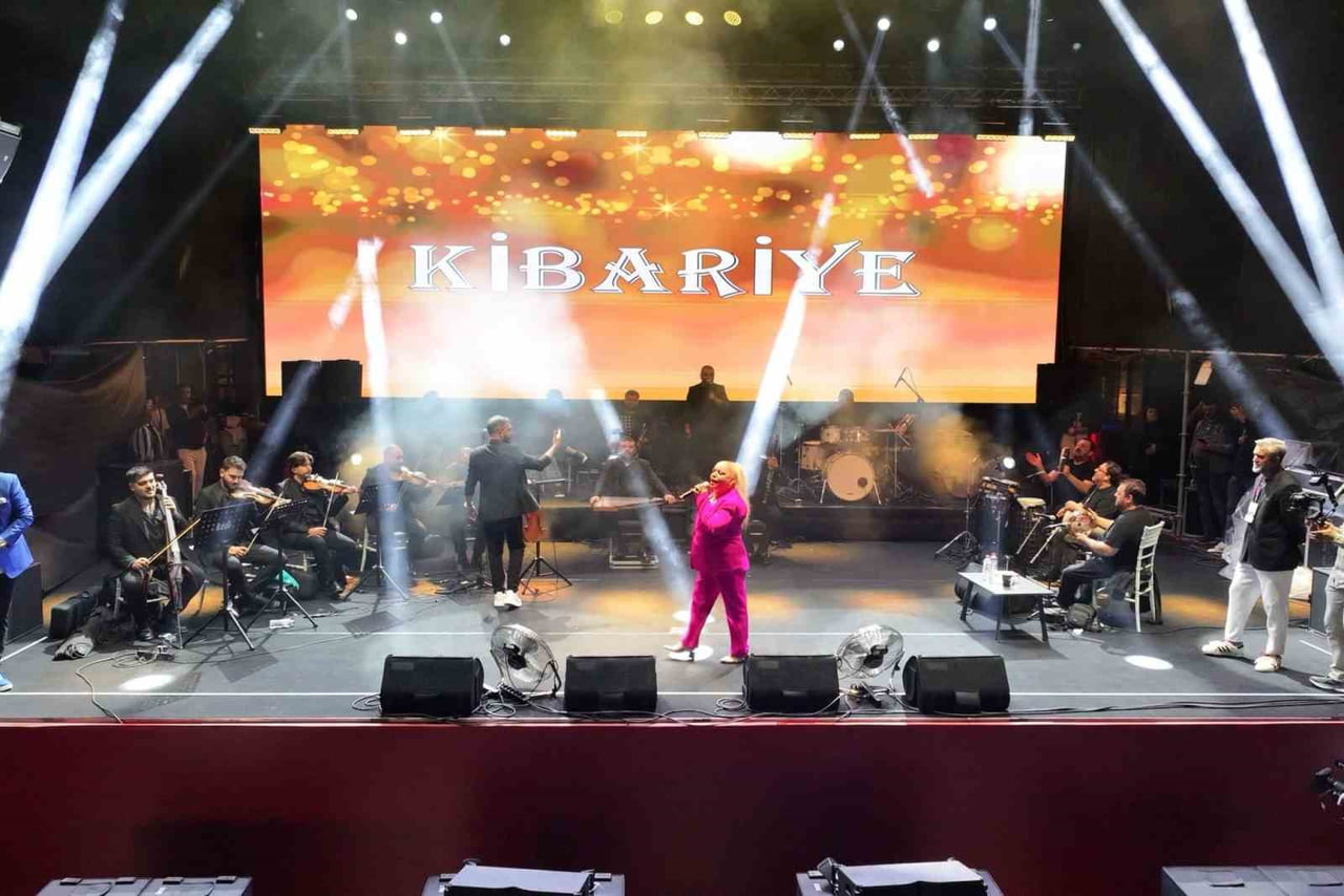 GENÇLİK FESTİVALİ'NİN DÖRDÜNCÜ GÜNÜNDE, TÜRK MÜZİĞİNİN GÜÇLÜ SESİ KİBARİYE SAHNE...
