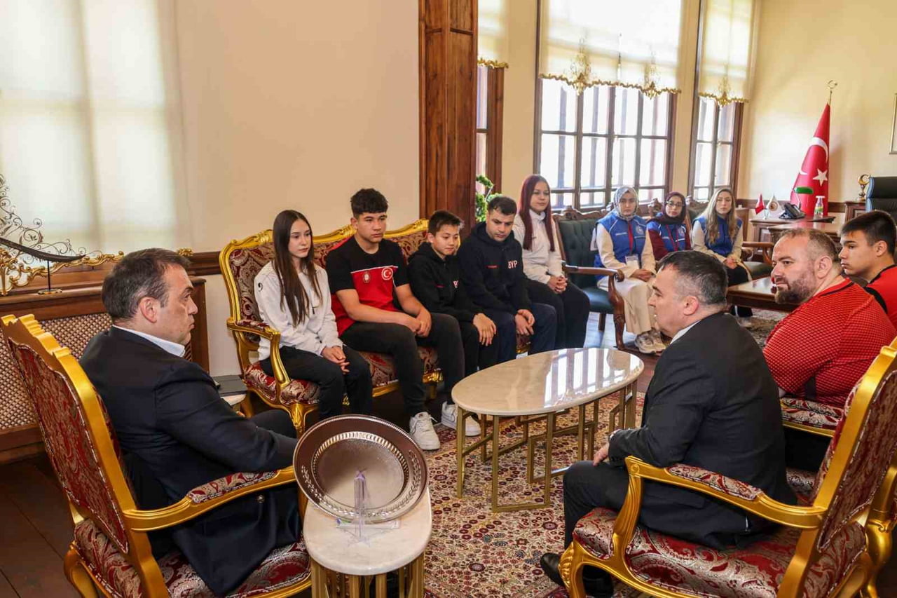 GENÇLİK HAFTASI’NDA BAŞARILI SPORCULAR VALİ SÖZER’LE BULUŞTU