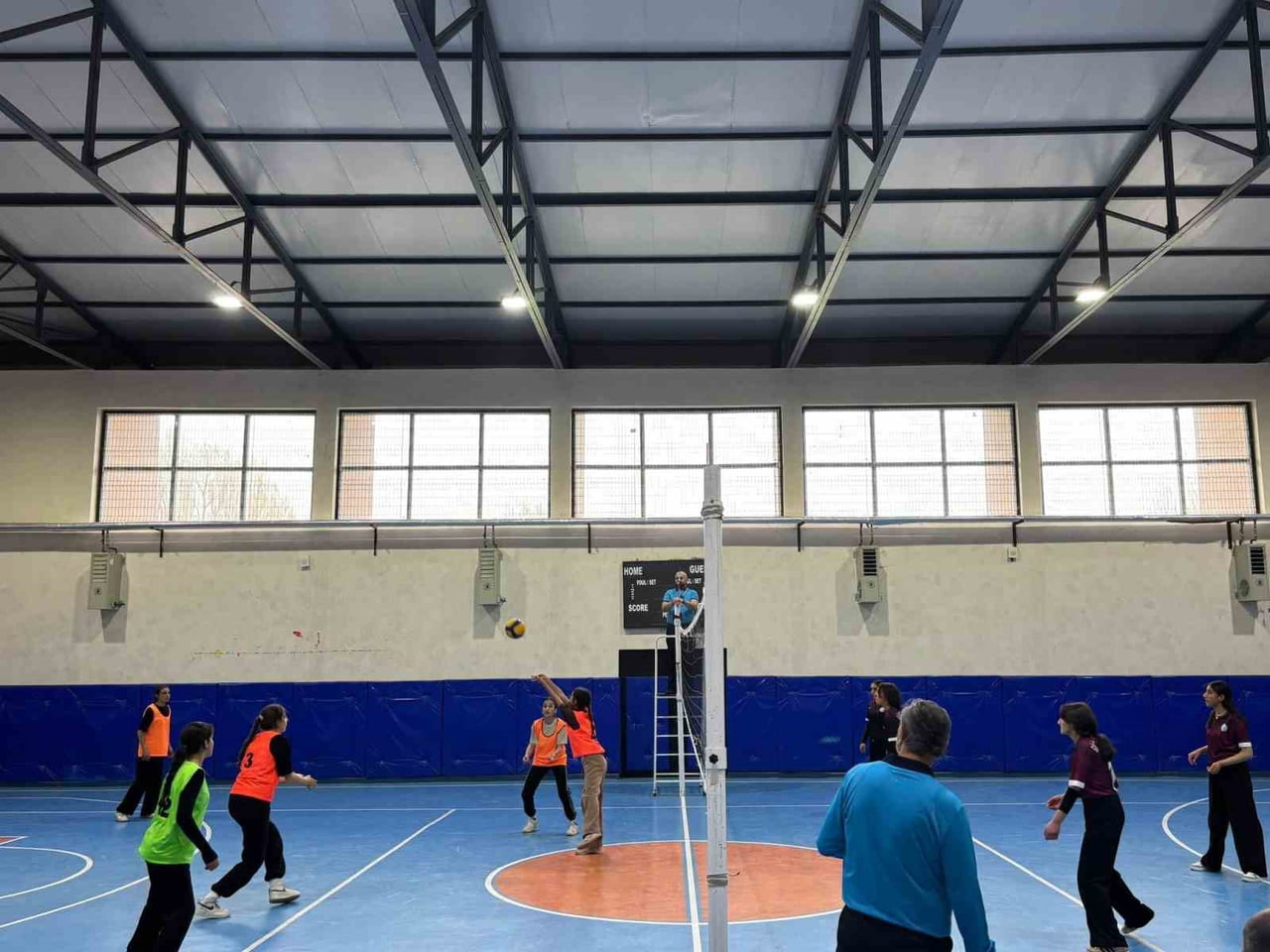 GENÇLİK HAFTASI’NDA TRİBÜNLER DOLDU: KAYMAKAM TUTAL’DAN GENÇ SPORCULARA DESTEK(KARS-İHA)