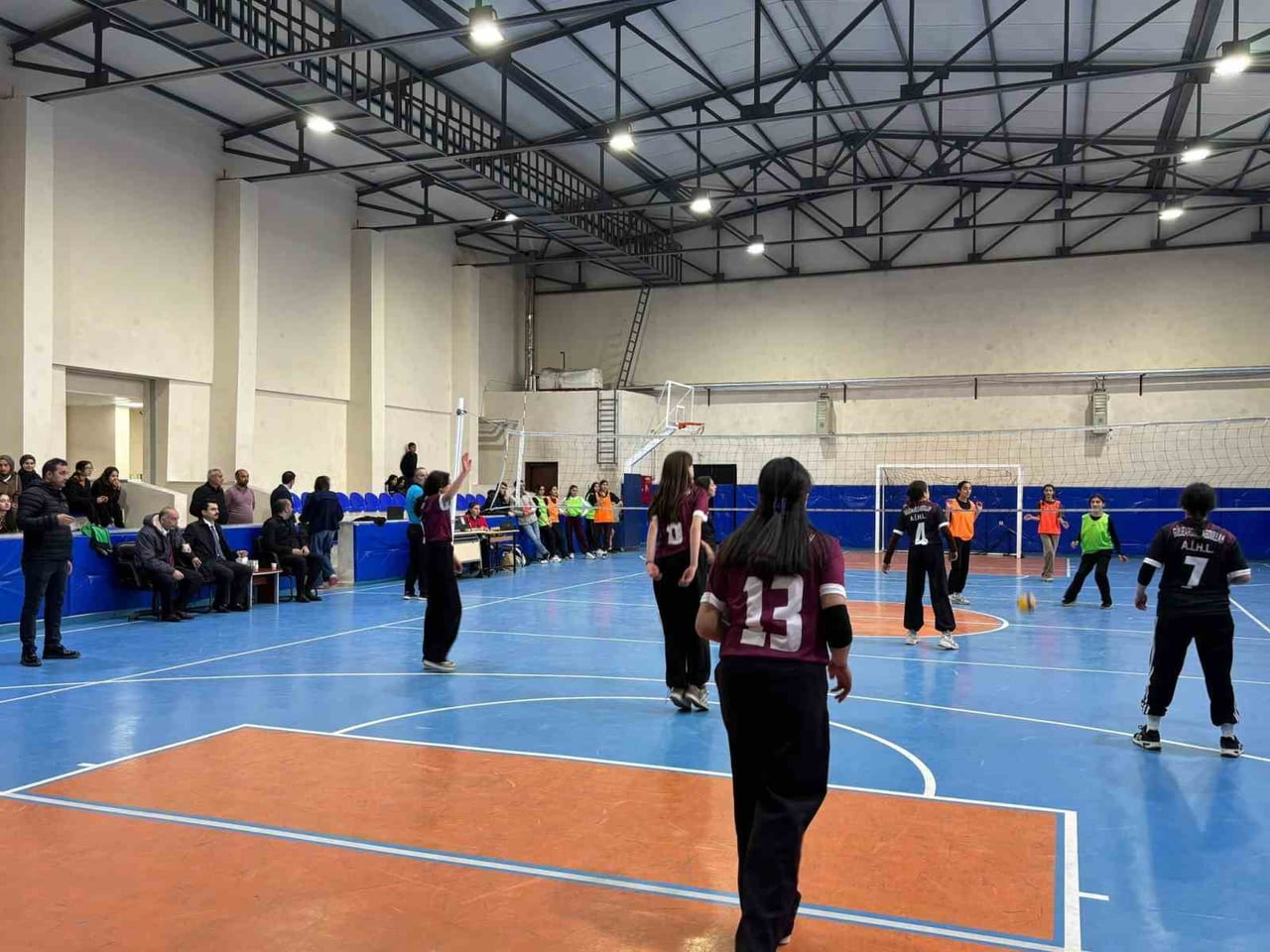 GENÇLİK HAFTASI’NDA TRİBÜNLER DOLDU: KAYMAKAM TUTAL’DAN GENÇ SPORCULARA DESTEK(KARS-İHA)