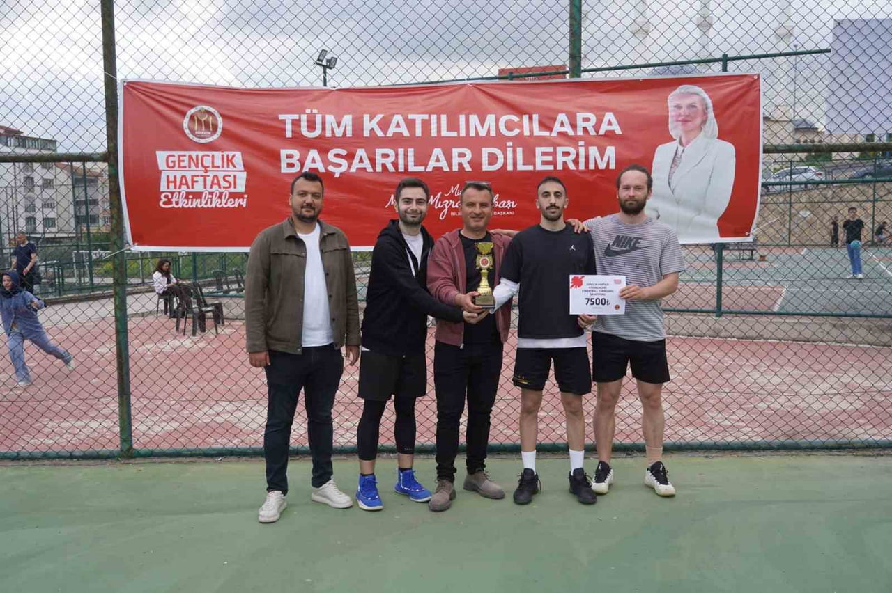 GENÇLİK TURNUVALARINDA DERECEYE GİRENLER ÖDÜLLERİNİ ALDI