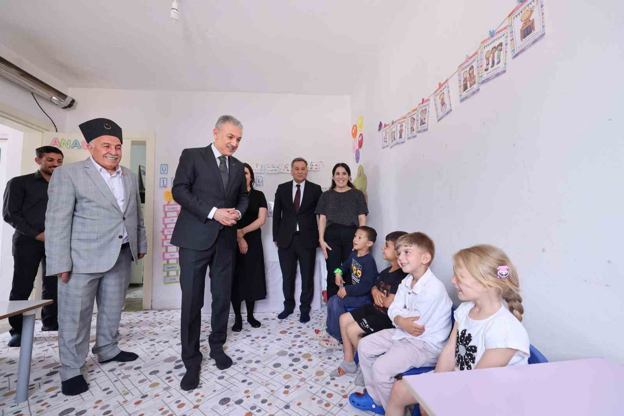 GERÇEKLEŞTİRİLEN ZİYARETTE ÖĞRENCİLERLE YAKINDAN İLGİLENEN VALİ AKKOYUN, ÇOCUKLARLA GELECEĞE DAİR...