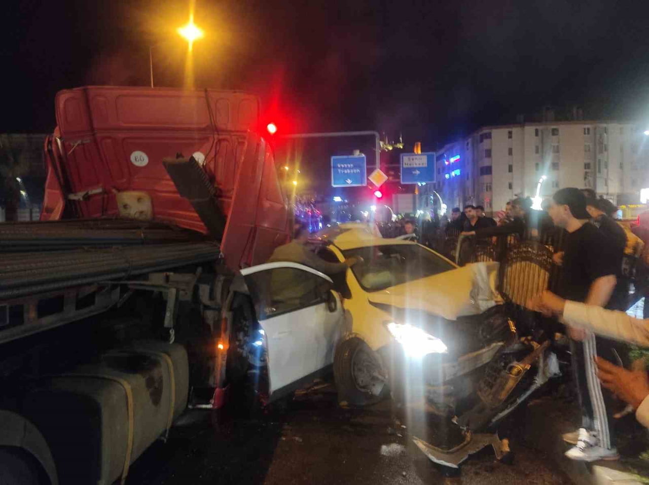 GİRESUN’DA KARADENİZ SAHİL YOLU’NUN LİMAN MEVKİİNDE TIR İLE İKİ OTOMOBİLİN ÇARPIŞTIĞI TRAFİK...