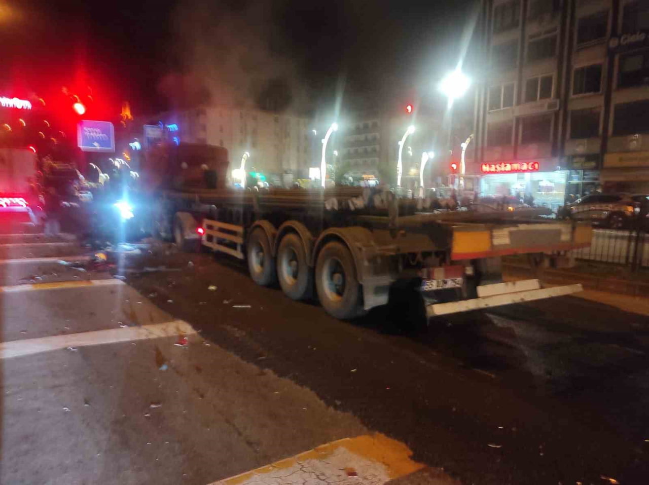 GİRESUN’DA KARADENİZ SAHİL YOLU’NUN LİMAN MEVKİİNDE TIR İLE İKİ OTOMOBİLİN ÇARPIŞTIĞI TRAFİK...