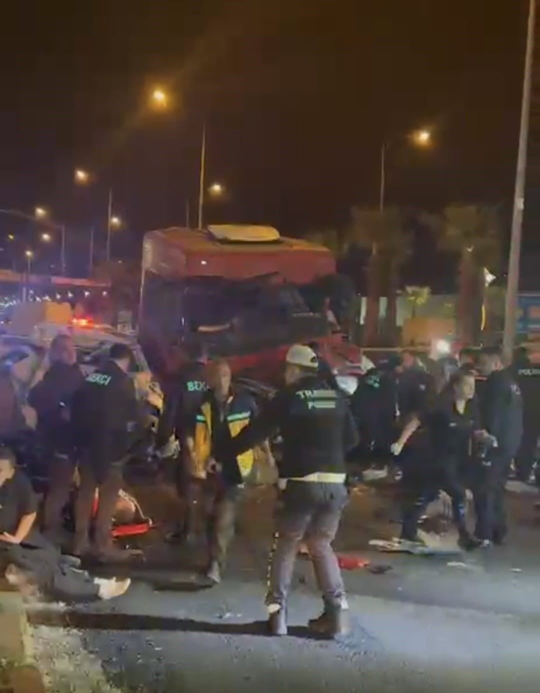 GİRESUN’DA KARADENİZ SAHİL YOLU’NUN LİMAN MEVKİİNDE TIR İLE İKİ OTOMOBİLİN ÇARPIŞTIĞI TRAFİK...