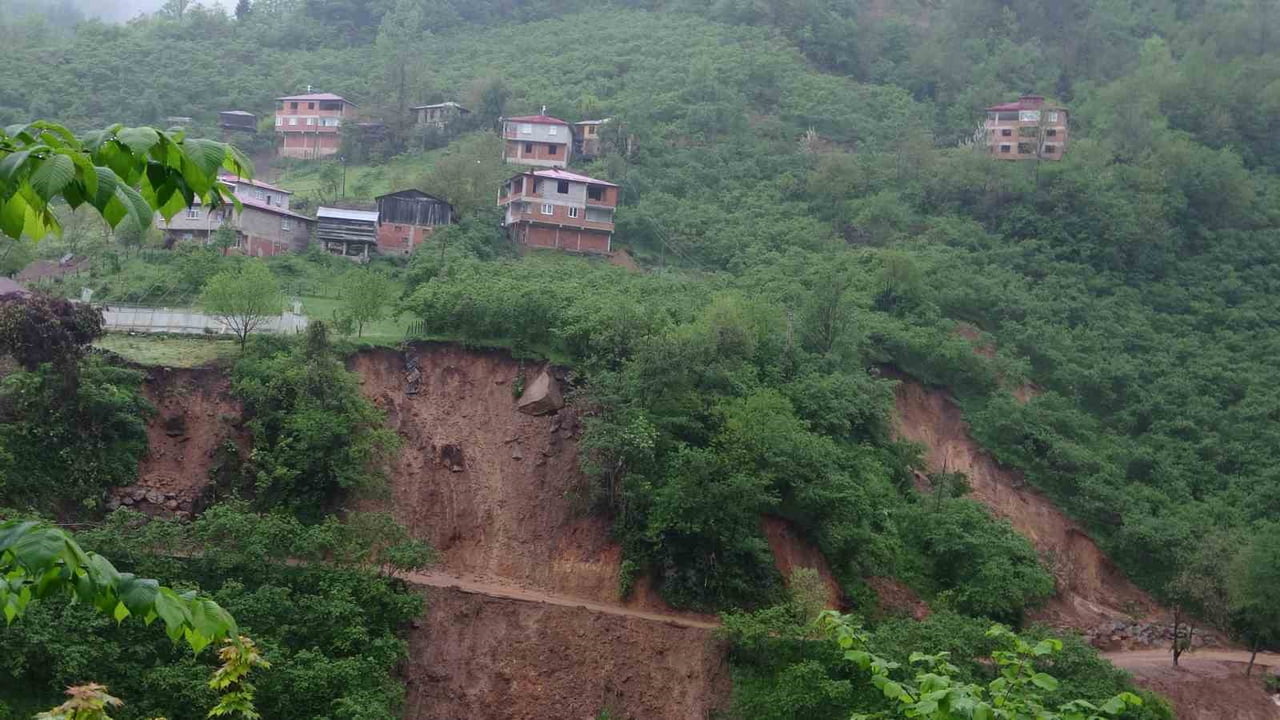 GİRESUN’UN BULANCAK İLÇESİNE BAĞLI KOVANLIK BELDESİNDE MEYDANA GELEN HEYELAN NEDENİYLE RİSK...