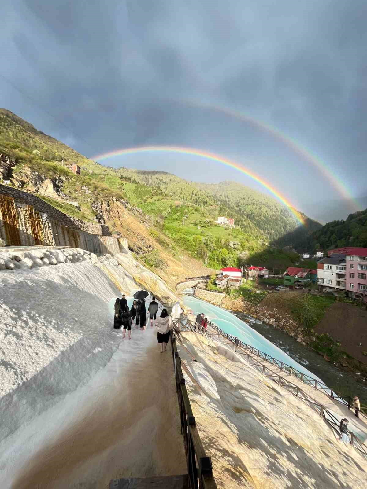 GİRESUN’UN ÖNEMLİ TURİZM DESTİNASYONLARI ARASINDA YER ALAN GÖKSU TRAVERTENLERİ’NDE OLUŞAN ÇİFT...
