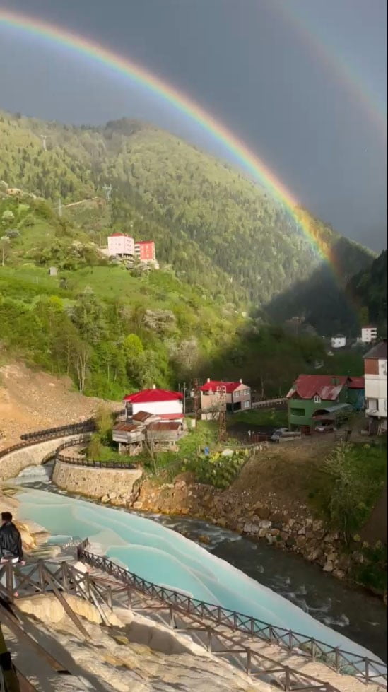 GİRESUN’UN ÖNEMLİ TURİZM DESTİNASYONLARI ARASINDA YER ALAN GÖKSU TRAVERTENLERİ’NDE OLUŞAN ÇİFT...