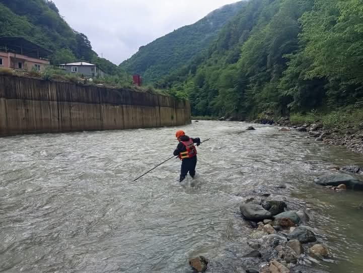 GİRESUN’UN YAĞLIDERE İLÇESİNDE DEREYE DÜŞEN 2 KİŞİDEN BİRİ HAYATINI KAYBEDERKEN, KAYIP VATANDAŞIN...