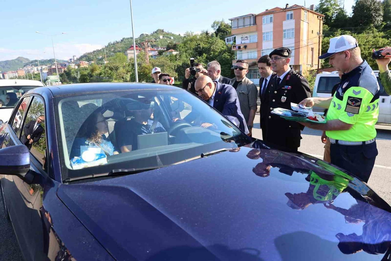 GİRESUN VALİSİ , KURBAN BAYRAMI DOLAYISIYLA TRAFİK UYGULAMA NOKTALARINI ZİYARET EDEREK GÖREVLİ...