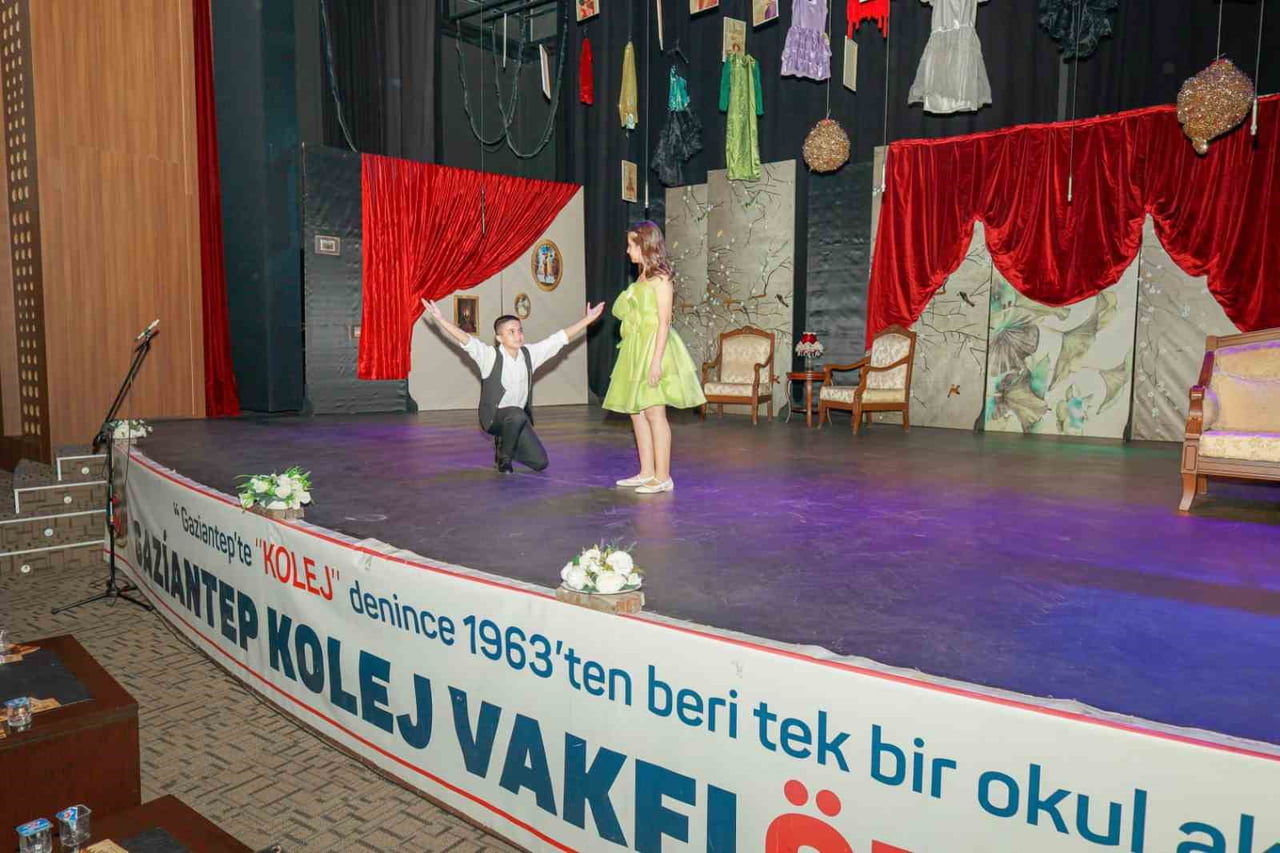 GKV’Lİ ÖĞRENCİLERDEN DEV PRODÜKSİYON: "LÜKÜS HAYAT" AYAKTA ALKIŞLANDI