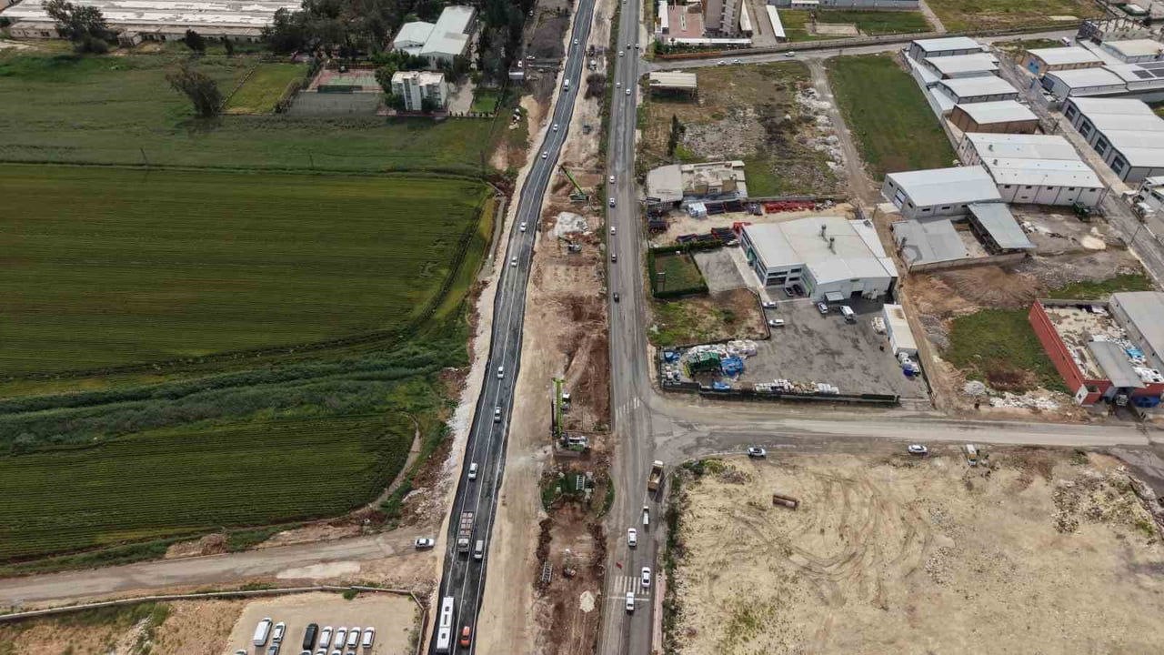 GÖBEKLİTEPE KAVŞAĞINDA YÜRÜTÜLEN KÖPRÜLÜ KAVŞAK YAPIM ÇALIŞMALARI SIRASINDA YAŞANAN TRAFİK...