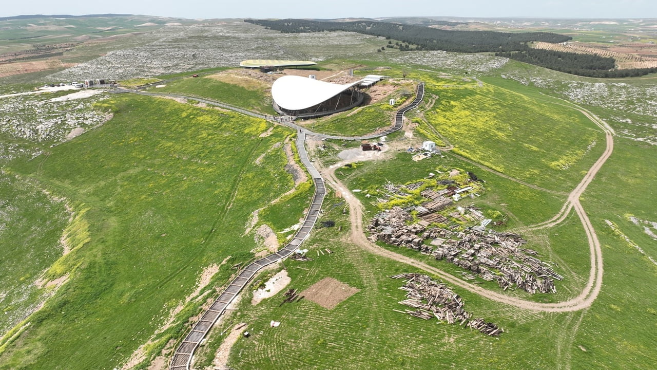 GÖBEKLİTEPE’NİN YEŞİLE BÜRÜNMESİ HAVADAN GÖRÜNTÜLENDİ