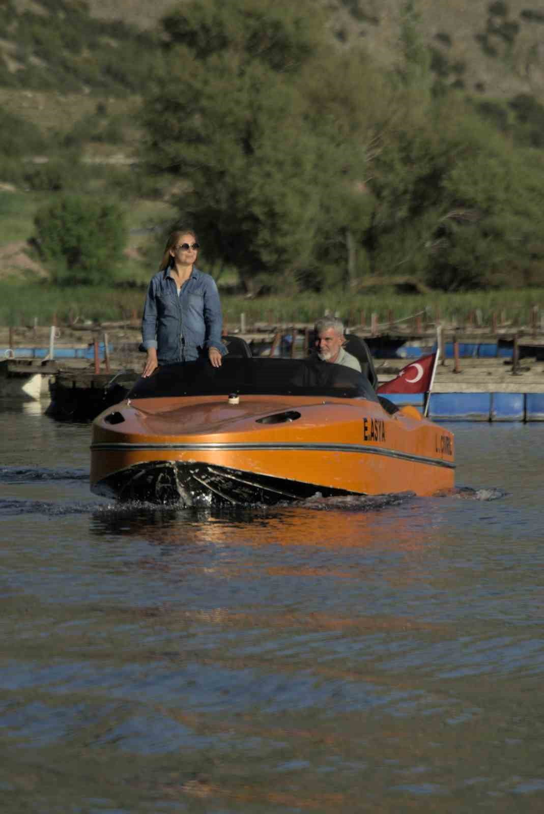 GÖKGÖL’DE KENDİ TASARIMI TEKNE İLE HİZMET VEREN İŞLETMECİ GALİP BAYRAM MİSAFİRLERİNE SU ÜSTÜNDE...