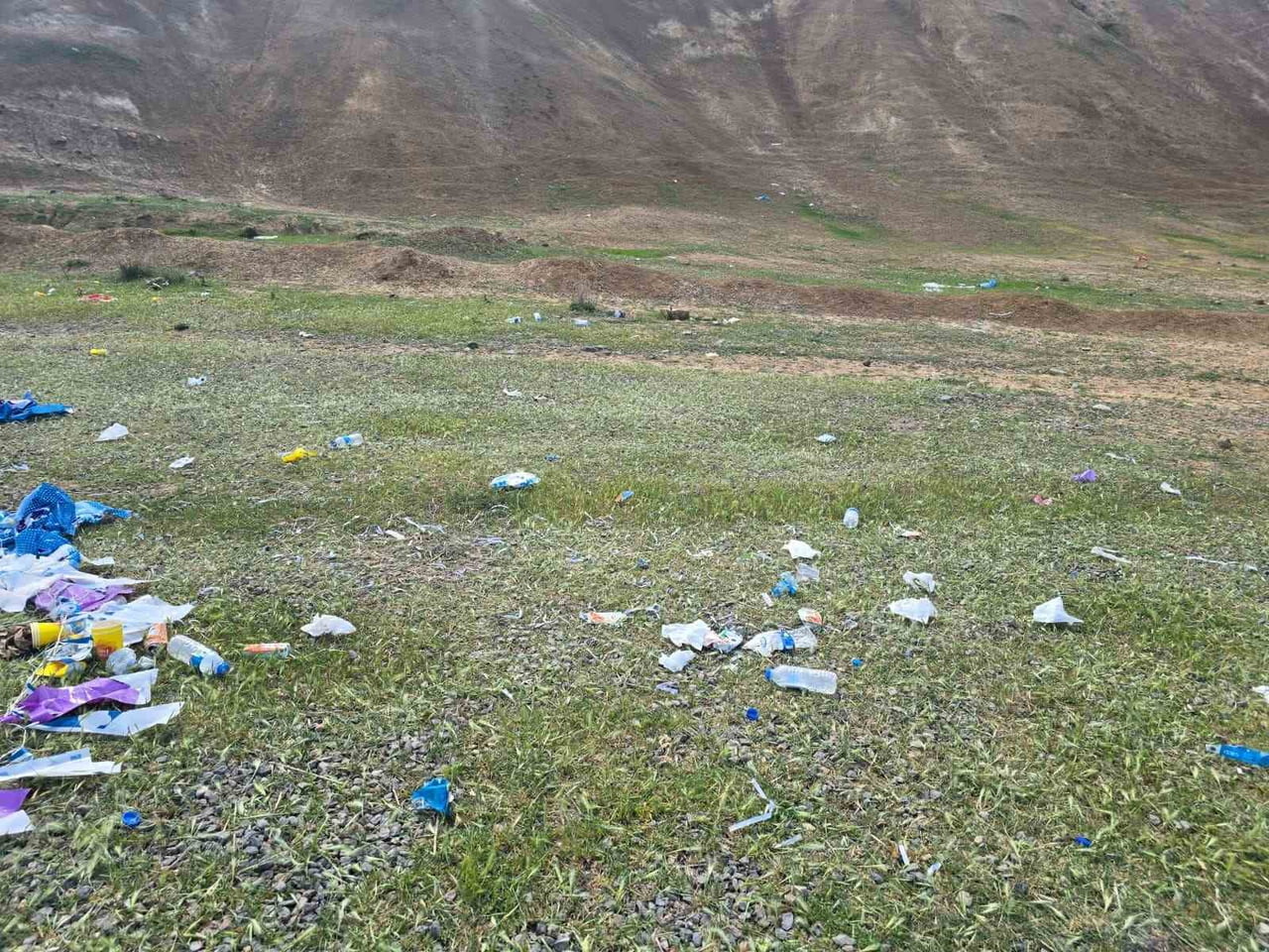 GÖKKUŞAĞI TEPELERİNDE ÇÖP TEPKİSİ: DOĞASEVERLER ALANI TEMİZLEDİ