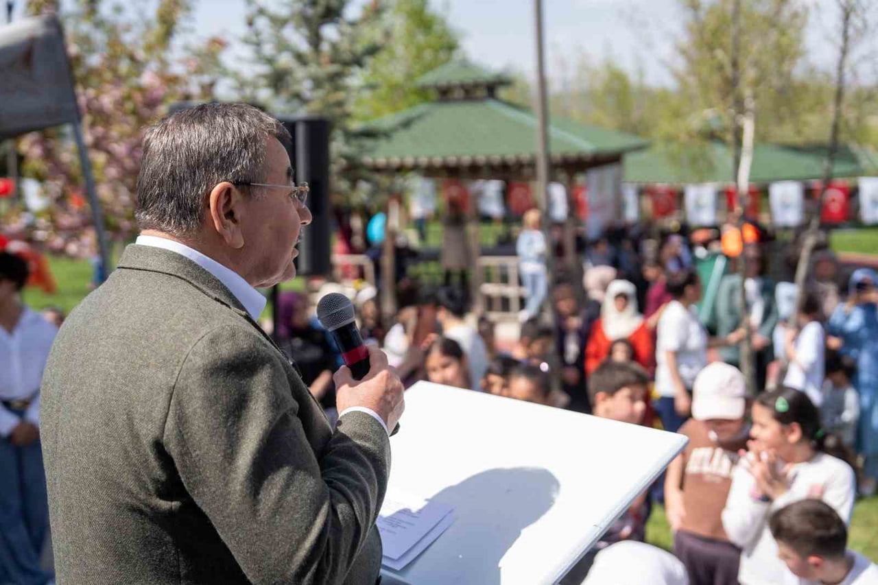 GÖLBAŞI BELEDİYESİ TARAFINDAN ANNELER GÜNÜ KAPSAMINDA DÜZENLENEN ETKİNLİKTE ANNELER, EĞLENCELİ...