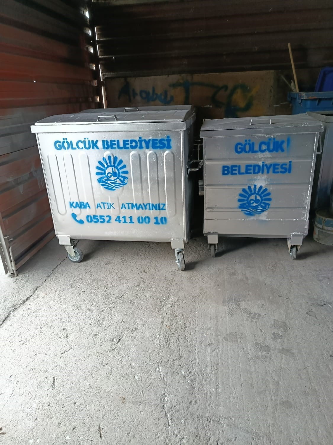 GÖLCÜK'TE ZAMAN İÇİNDE ESKİYEN VE YIPRANAN ÇÖP KONTEYNERLERİ GERİ DÖNÜŞTÜRÜLEREK BİR YANDAN...