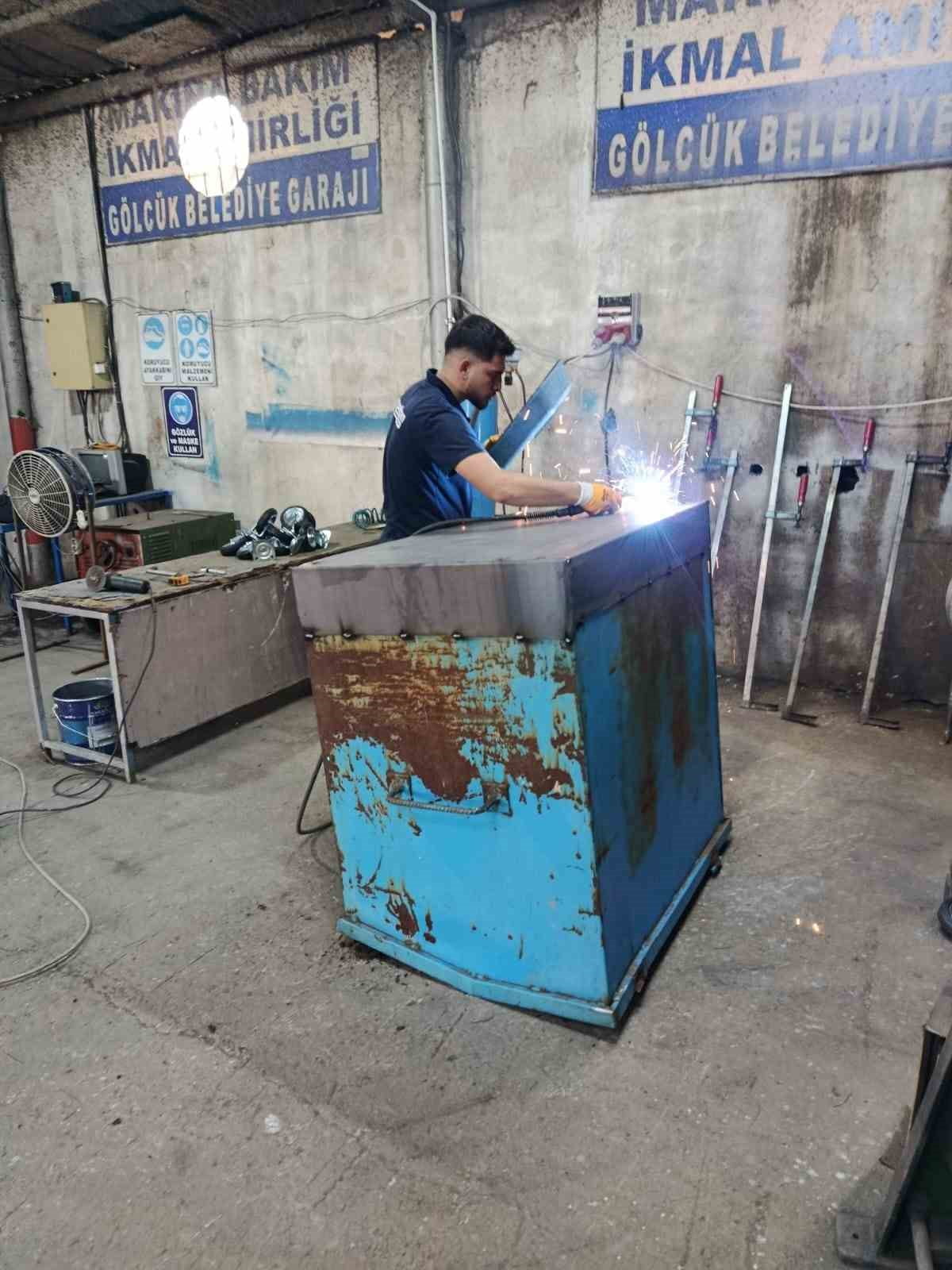 GÖLCÜK'TE ZAMAN İÇİNDE ESKİYEN VE YIPRANAN ÇÖP KONTEYNERLERİ GERİ DÖNÜŞTÜRÜLEREK BİR YANDAN...
