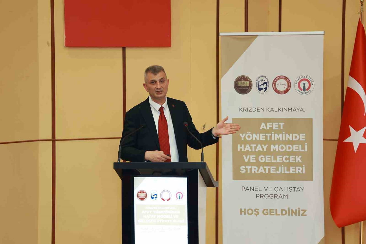 GÖLCÜK BELEDİYE BAŞKANI ALİ YILDIRIM SEZER, HATAY VALİLİĞİ TARAFINDAN DÜZENLENEN "KRİZDEN...