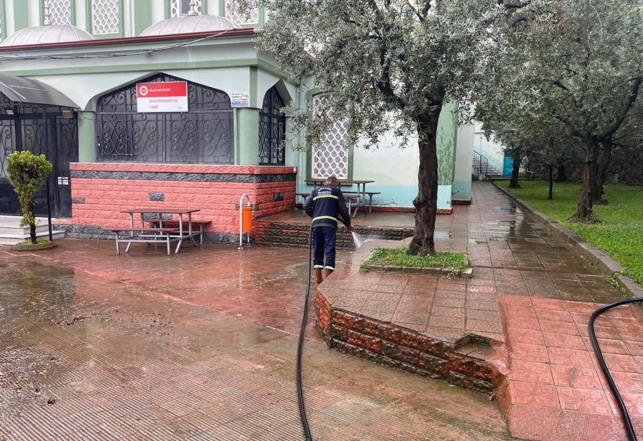 GÖLCÜK BELEDİYESİ EKİPLERİ, İLÇE SAKİNLERİNİN DAHA HİJYENİK VE HUZURLU ORTAMDA BAYRAMI...