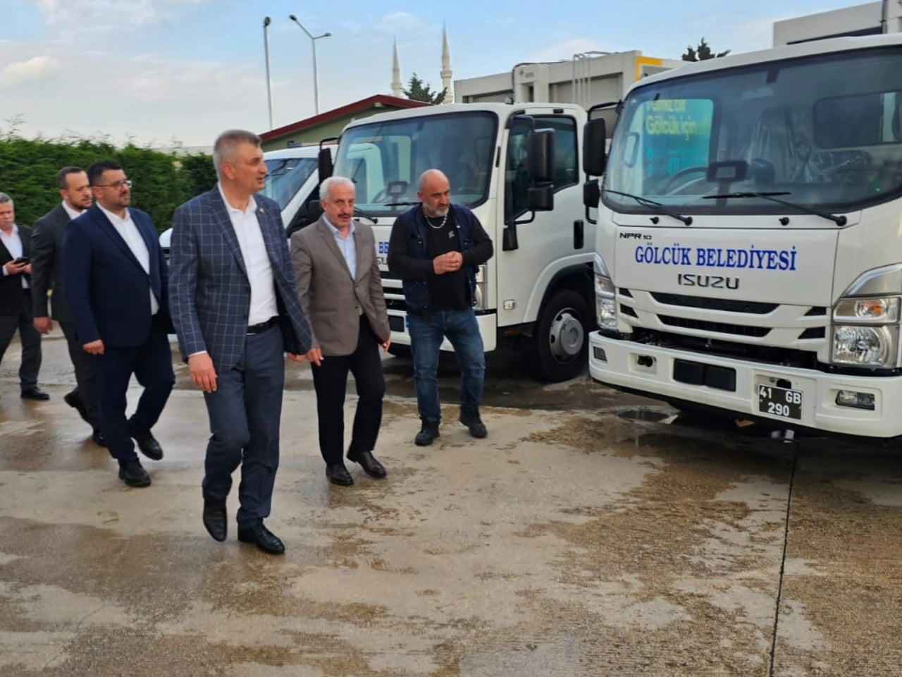 GÖLCÜK BELEDİYESİ VATANDAŞLARA DAHA HIZLI VE ETKİN HİZMET SUNABİLMEK AMACIYLA MAKİNE PARKINA 5...