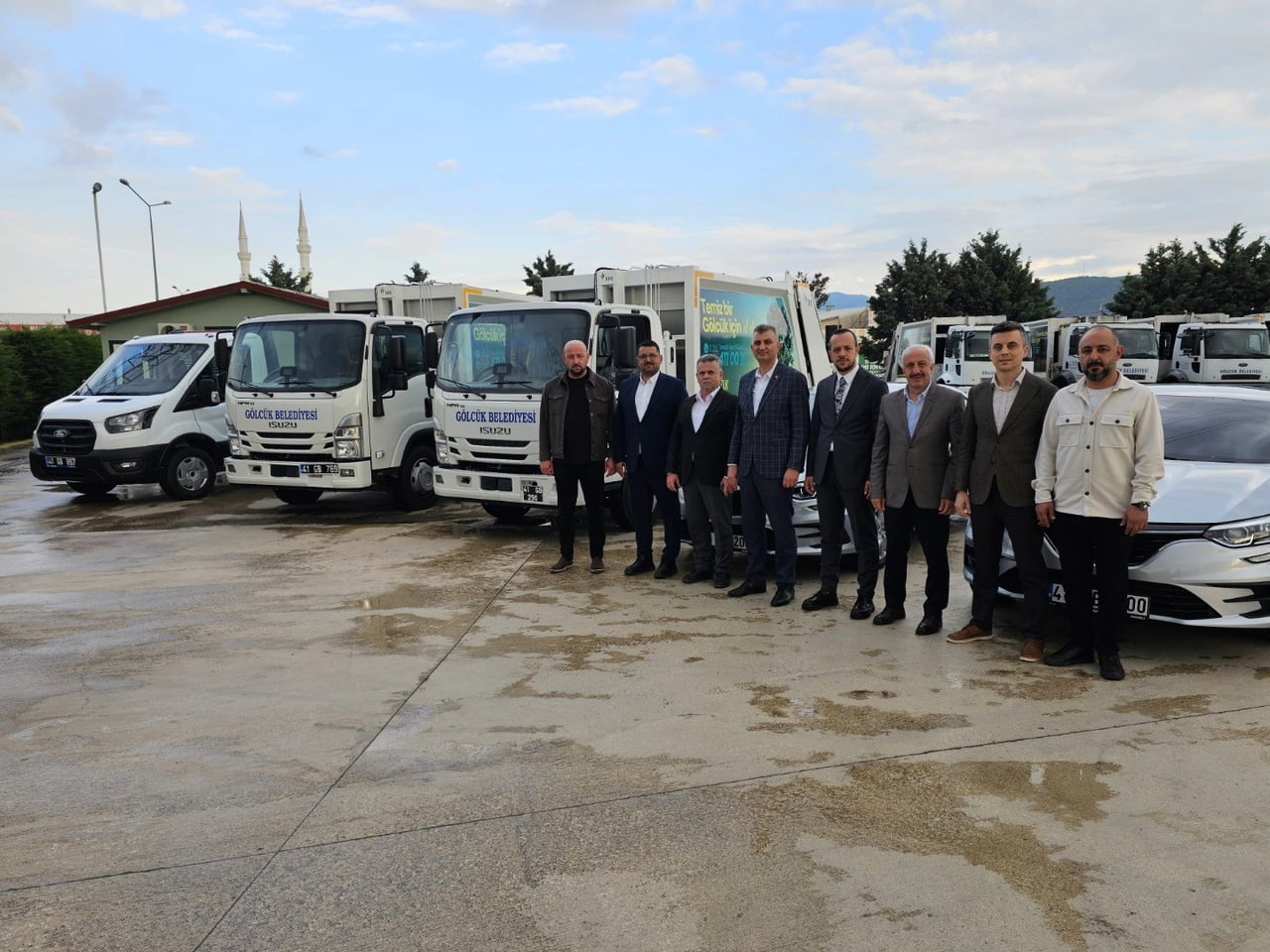 GÖLCÜK BELEDİYESİ VATANDAŞLARA DAHA HIZLI VE ETKİN HİZMET SUNABİLMEK AMACIYLA MAKİNE PARKINA 5...