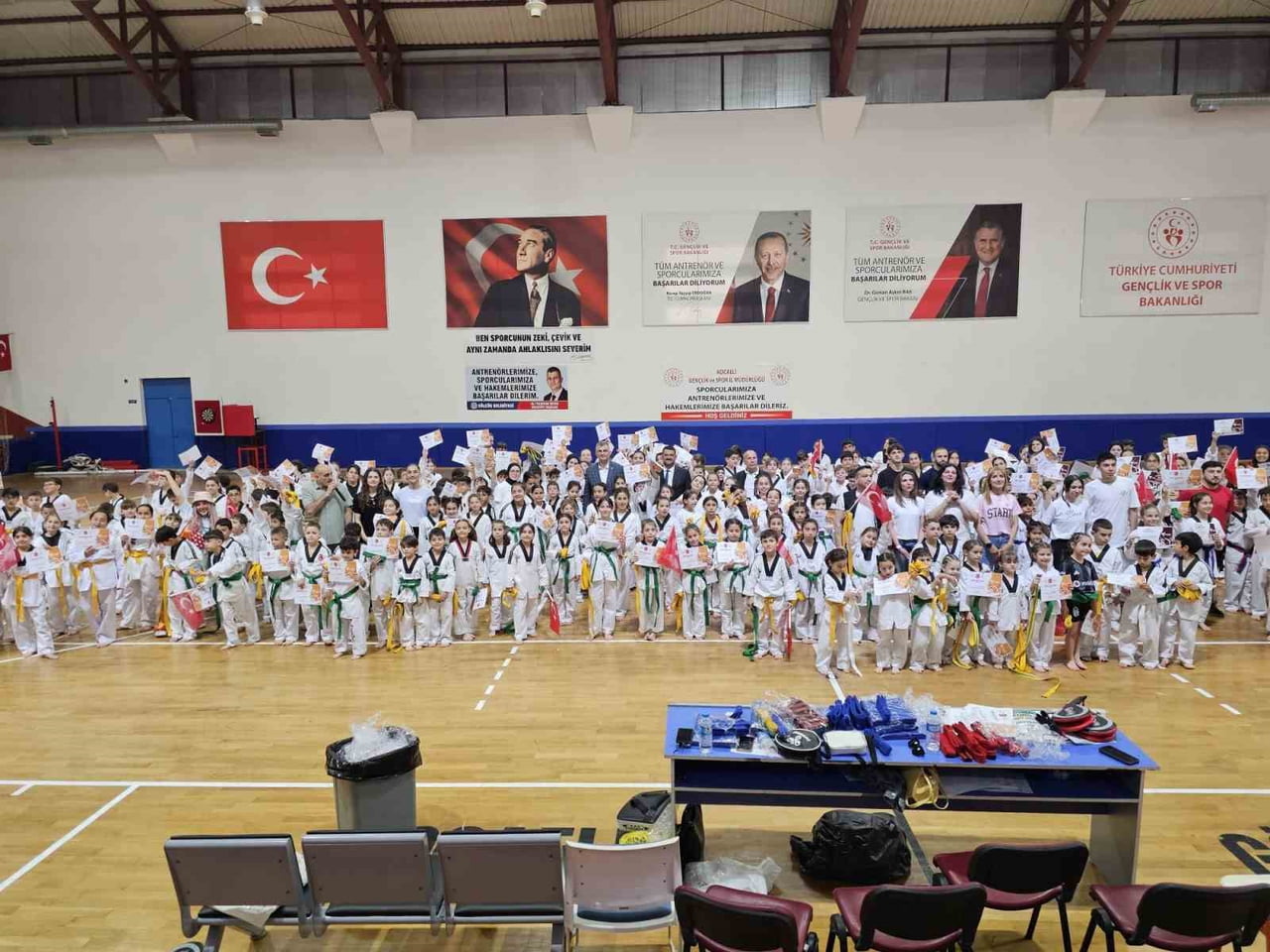 GÖLCÜK BELEDİYESPOR BÜNYESİNDE EĞİTİM GÖREN 305 TEKVANDO SPORCUSU, DÜZENLENEN TÖRENLE BİR ÜST...