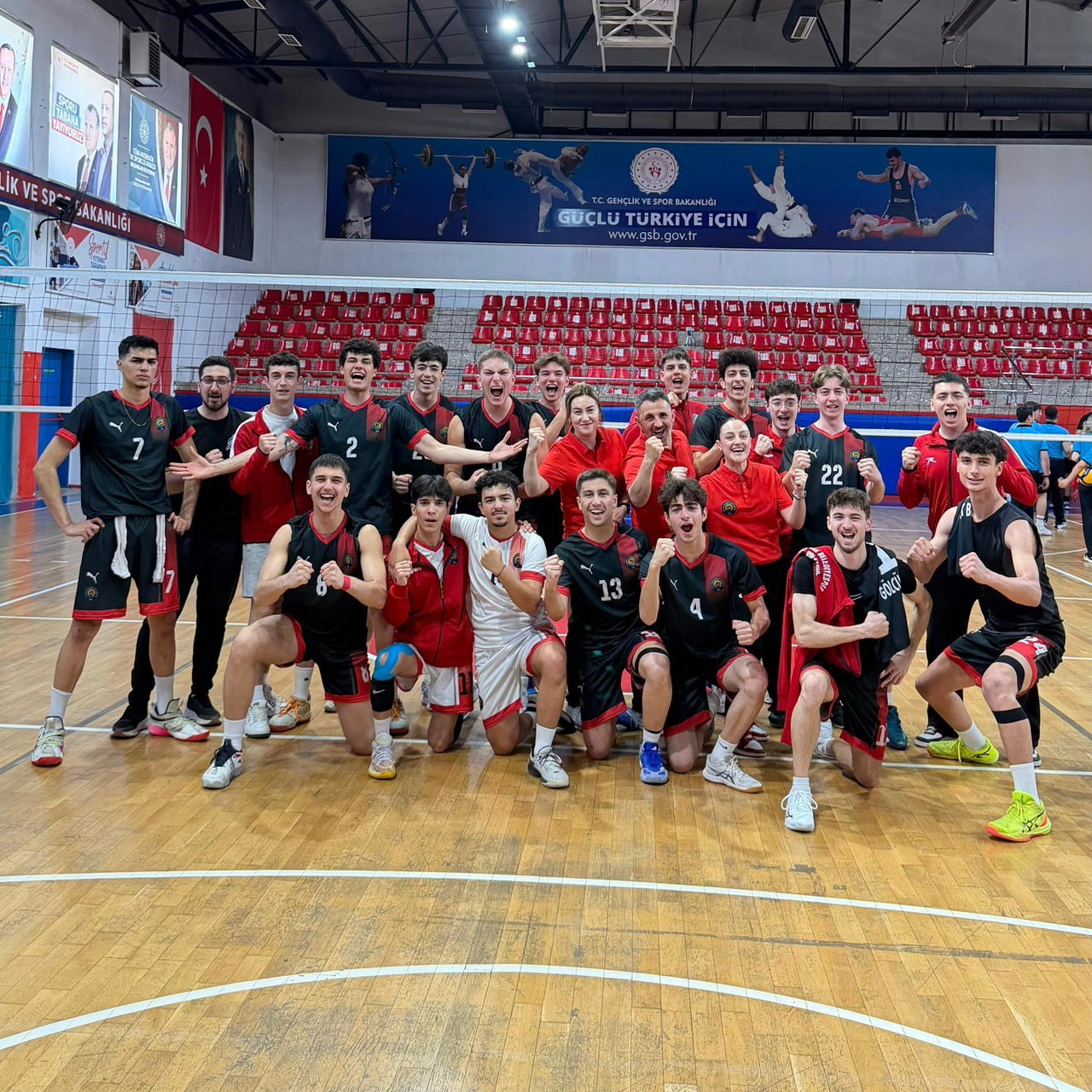 GÖLCÜK BELEDİYESPOR GENÇ ERKEK VOLEYBOL TAKIMI, DÜZCE'DE DÜZENLENEN GENÇLER TÜRKİYE ŞAMPİYONASI...