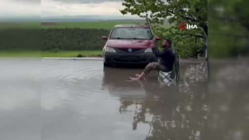 Göle dönen yollarda vatandaş olta atarak balık tutmaya çalıştı