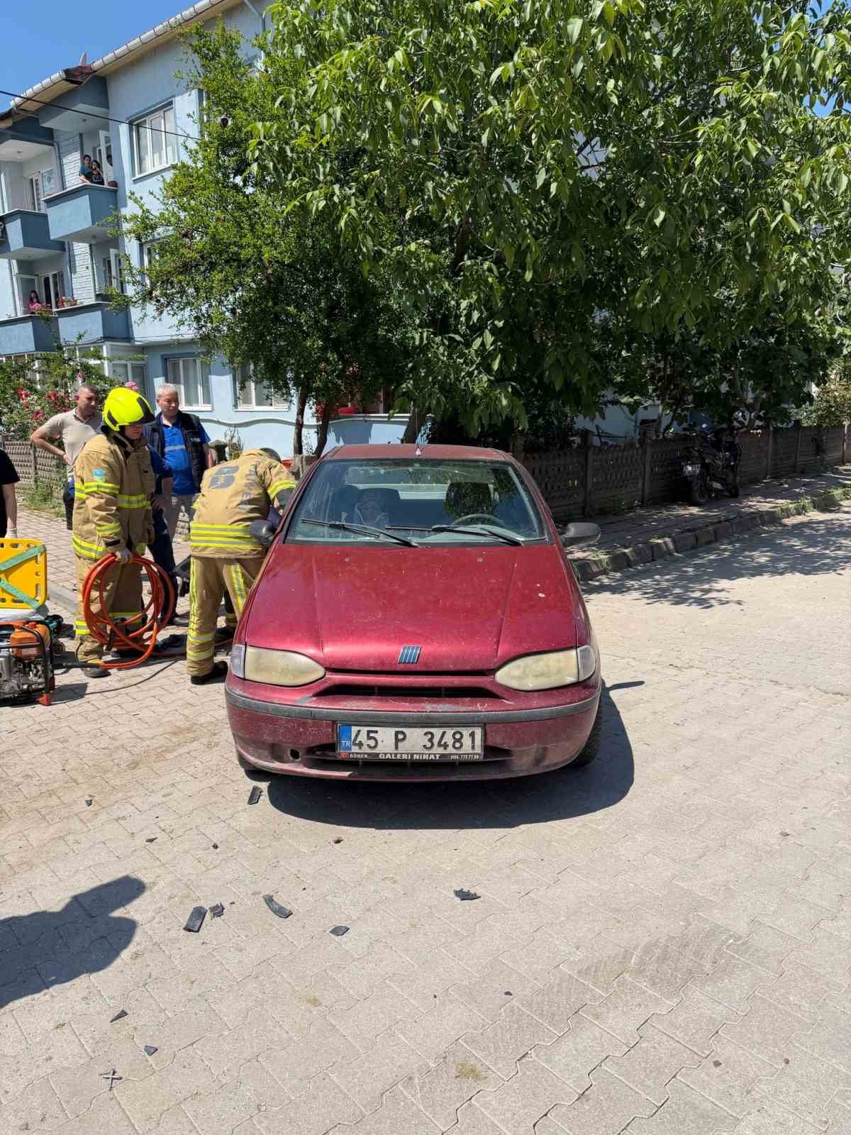 GÖNEN'DE KAZA: ARAÇTA SIKIŞAN 3 YARALIYI İTFAİYE KURTARDI