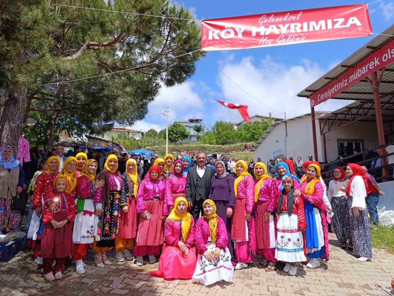 GÖRDES’İN KÖSELER MAHALLESİ’NDE DÜZENLENEN GELENEKSEL KÖY HAYRINA YAKLAŞIK 3 BİN KİŞİ KATILDI....