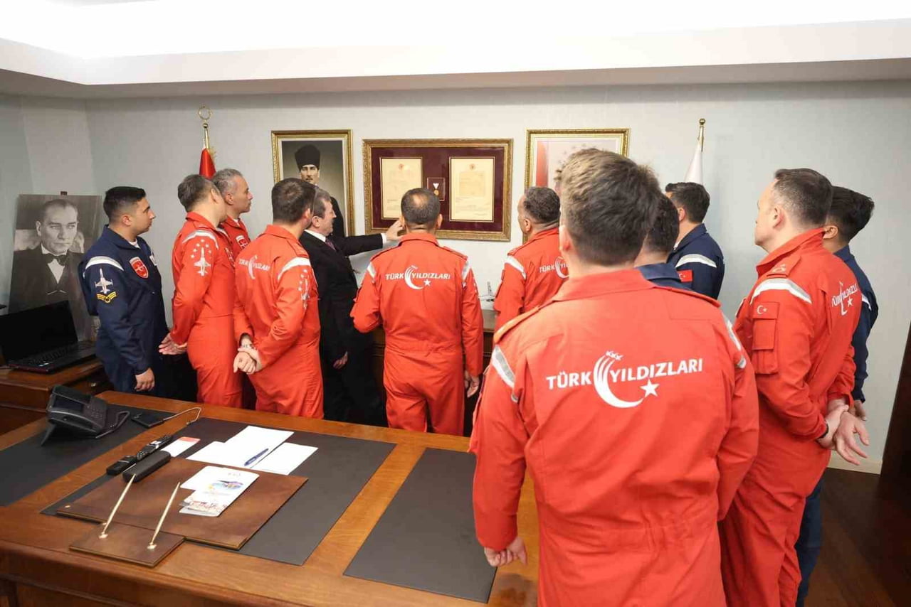 GÖSTERİ ÖNCESİNDE TÜRK YILDIZLARI EKİBİ, ORHAN TAVLI’YI MAKAMINDA ZİYARET ETTİ.