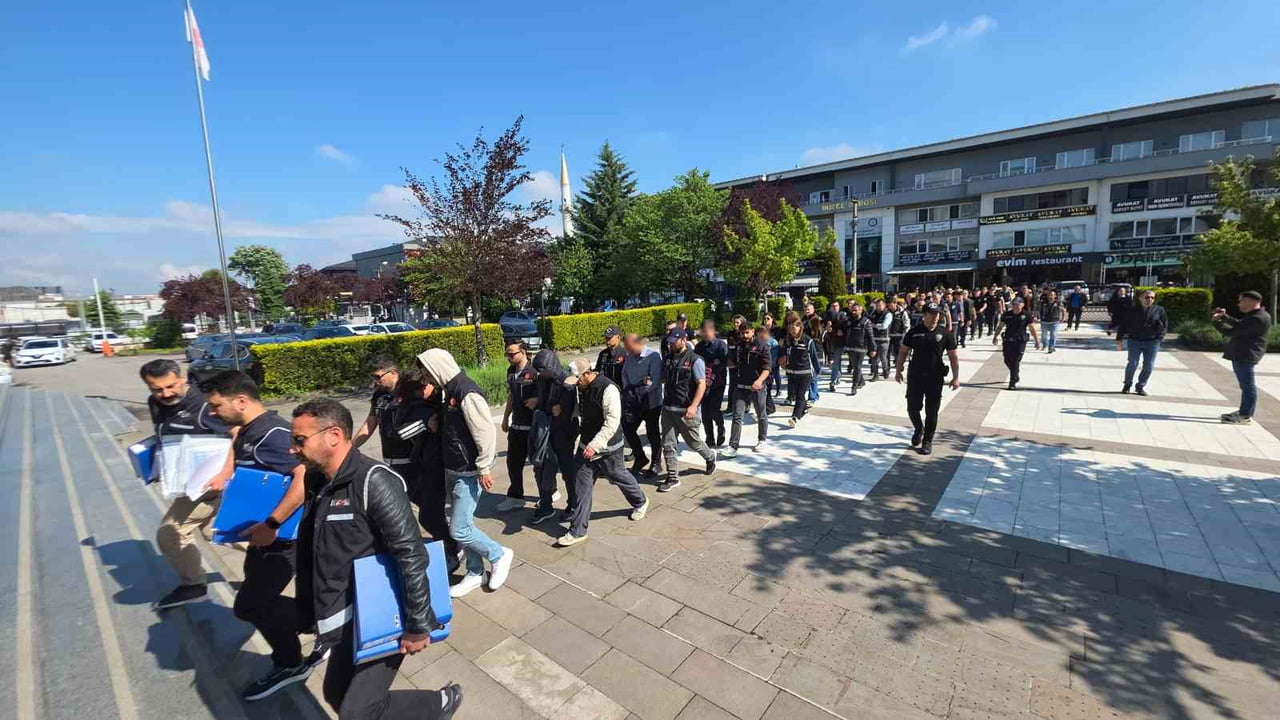 GÖZALTINA ALINAN 21 KİŞİ EMNİYETTEKİ İŞLEMLERİNİN ARDINDAN ADLİYEYE SEVK EDİLDİ.