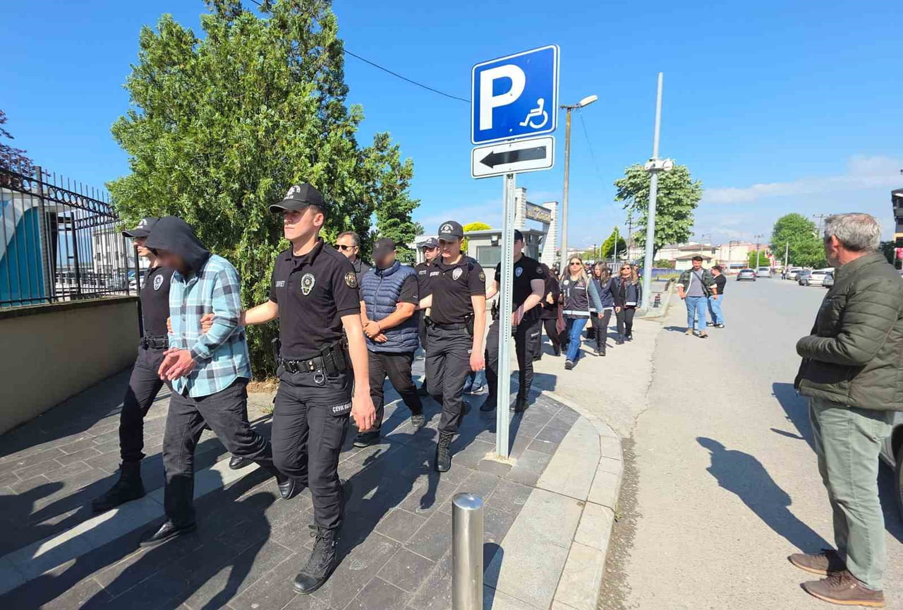 GÖZALTINA ALINAN 21 KİŞİ EMNİYETTEKİ İŞLEMLERİNİN ARDINDAN ADLİYEYE SEVK EDİLDİ.