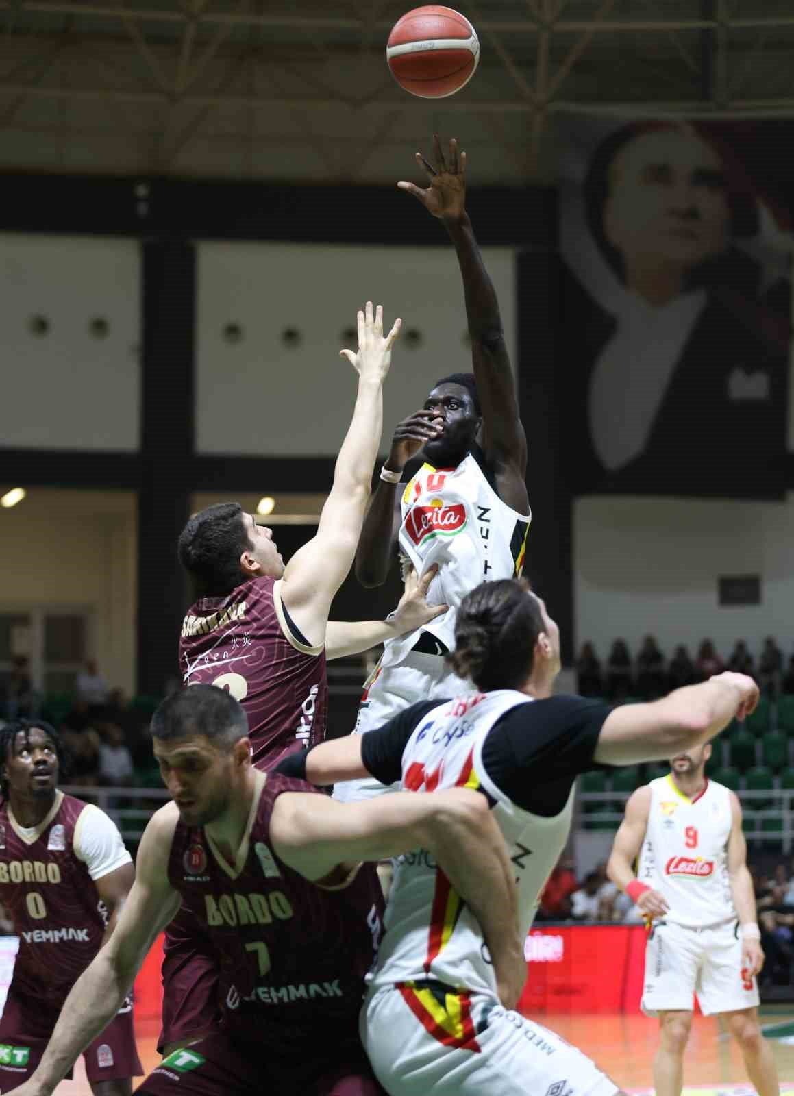 GÖZTEPE, TÜRKİYE BASKETBOL LİGİ PLAY-OFF YARI FİNAL RÖVANŞ MAÇINDA PARMOS BORDO BK’YI 73-71 MAĞLUP...