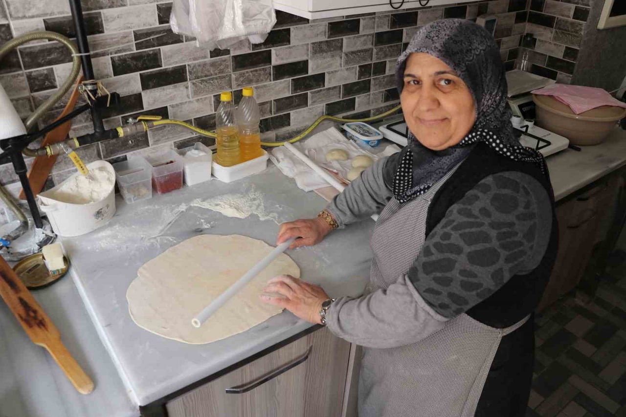 GÜLHAN ŞİMŞEK GÖZLEME SATARAK 10 ÇOCUK BÜYÜTTÜ