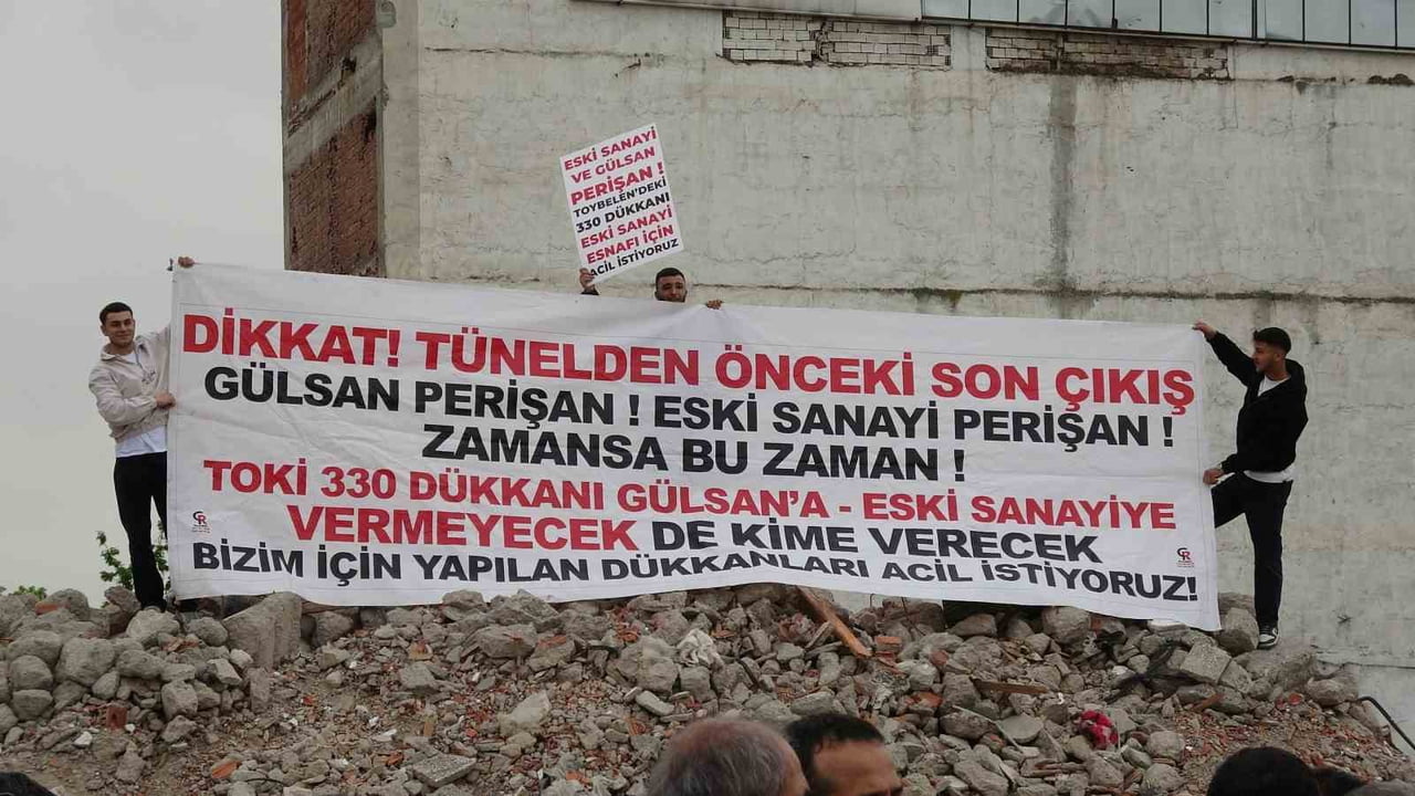 GÜLSAN SANAYİ SİTESİ İÇERİSİNDE TOPLANAN ESNAF ELLERİNDE PANKARTLARLA TALEPLERİNİ DİLE...