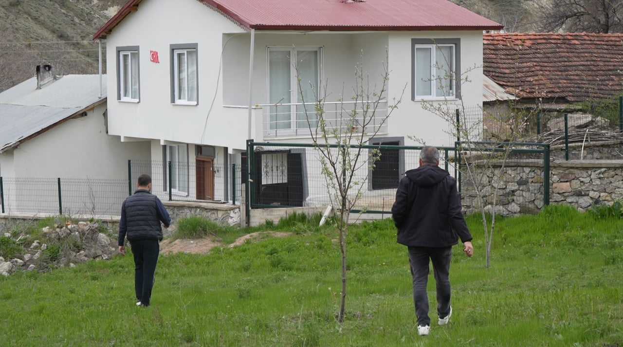 GÜMÜŞHANE'DE BAHAR AYLARININ GELMESİYLE BİRLİKTE KIŞ UYKUSUNDAN UYANAN AYILAR YERLEŞİM YERLERİNİ...