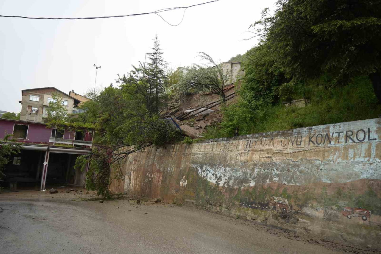 GÜMÜŞHANE’DE ETKİLİ OLAN AŞIRI YAĞIŞLARIN ARDINDAN YOL ÇÖKTÜ, BÖLGE TRAFİĞE...