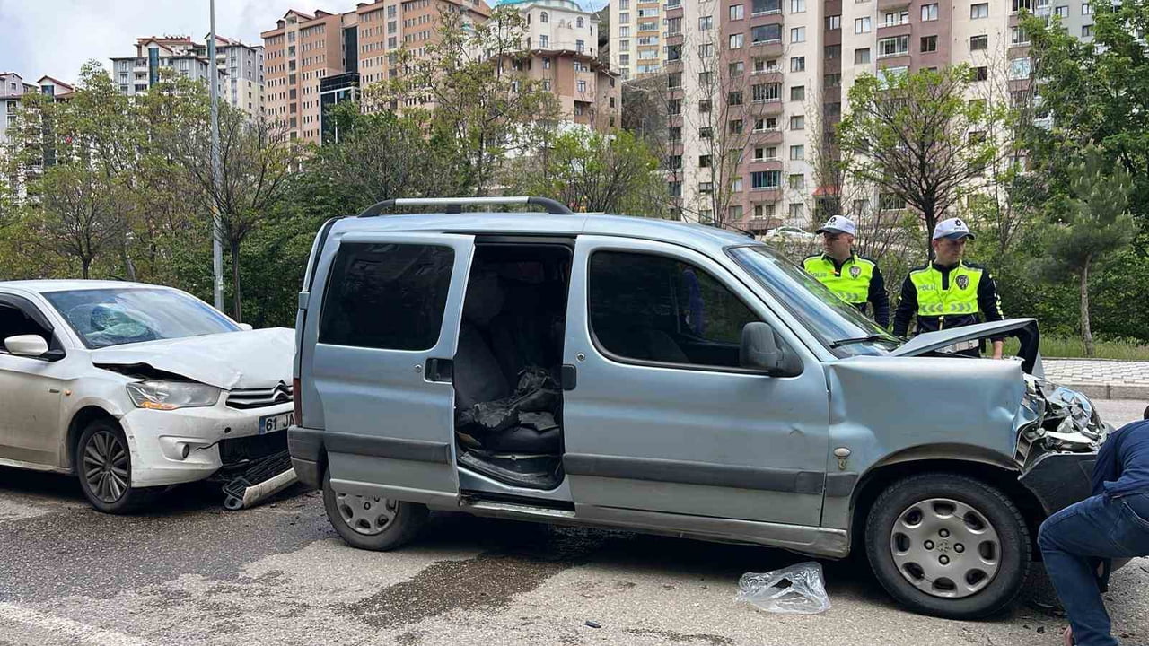 GÜMÜŞHANE’DE MEYDANA GELEN 4 ARAÇLI ZİNCİRLEME TRAFİK KAZASINDA 4 KİŞİ YARALANDI.