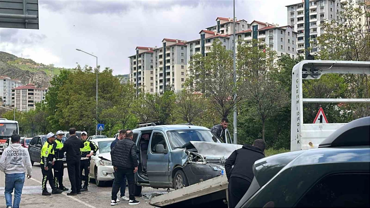 GÜMÜŞHANE’DE MEYDANA GELEN 4 ARAÇLI ZİNCİRLEME TRAFİK KAZASINDA 4 KİŞİ YARALANDI.