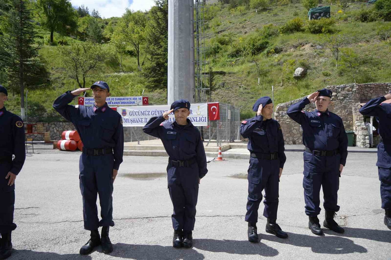 GÜMÜŞHANE İL JANDARMA KOMUTANLIĞI’NDA DÜZENLENEN TEMSİLİ ASKERLİK UYGULAMASINDA 9 ÖZEL...