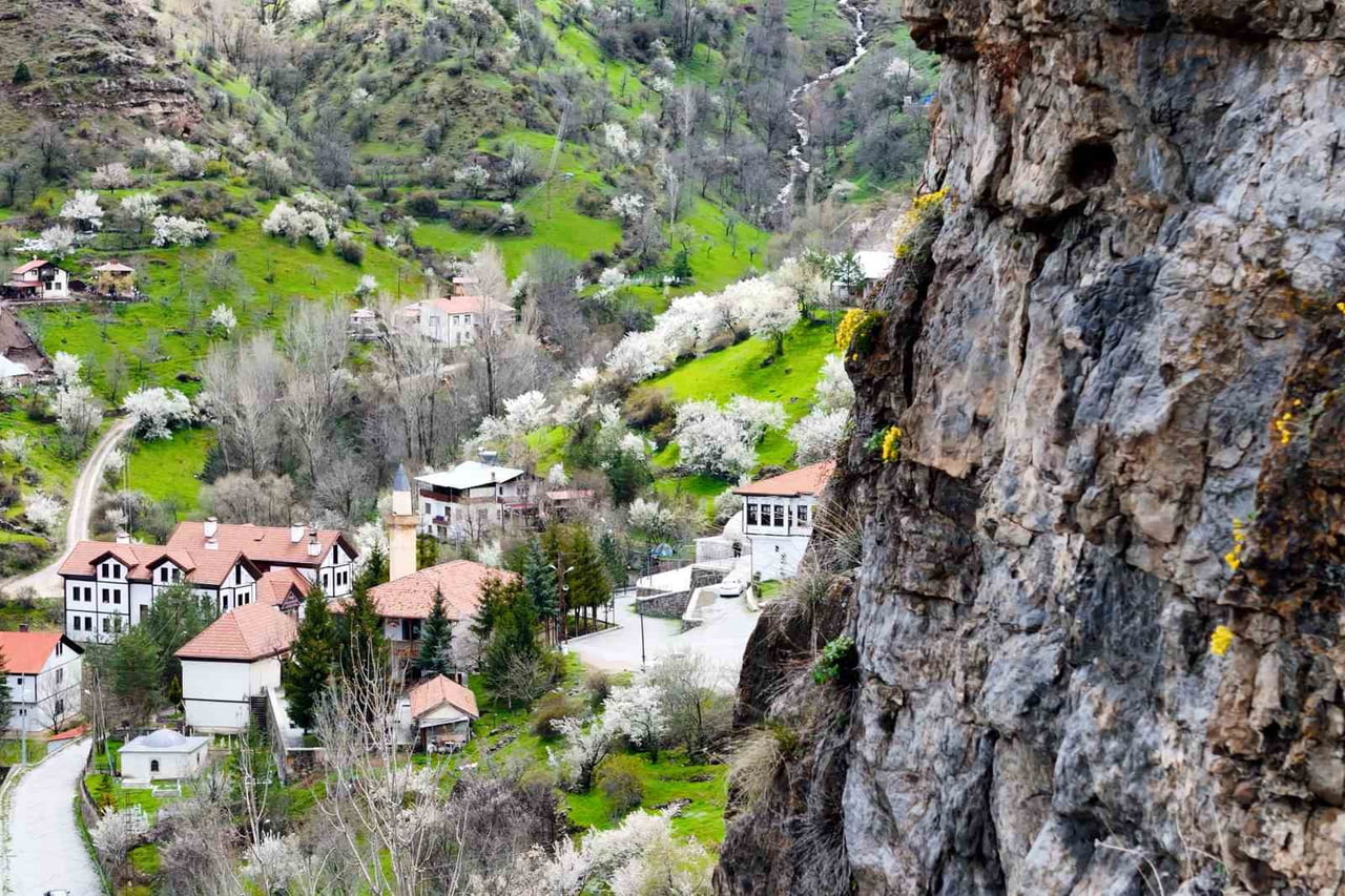 GÜMÜŞHANE´NİN TARİH KOKAN SOKAKLARI VE DEVASA KAYALIKLARI, BAHARIN GELİŞİYLE BİRLİKTE ADETA...