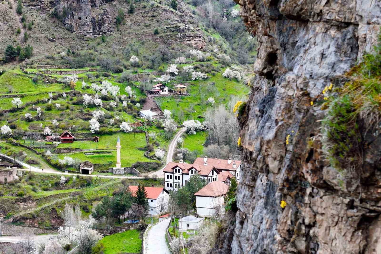 GÜMÜŞHANE´NİN TARİH KOKAN SOKAKLARI VE DEVASA KAYALIKLARI, BAHARIN GELİŞİYLE BİRLİKTE ADETA...