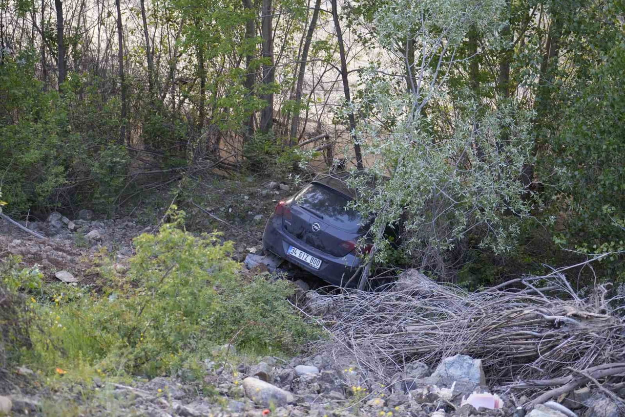 GÜMÜŞHANE’NİN TORUL İLÇESİNDE KONTROLDEN ÇIKAN OTOMOBİLİN YAKLAŞIK 70 METRE SAVRULARAK HARŞİT ÇAYI...