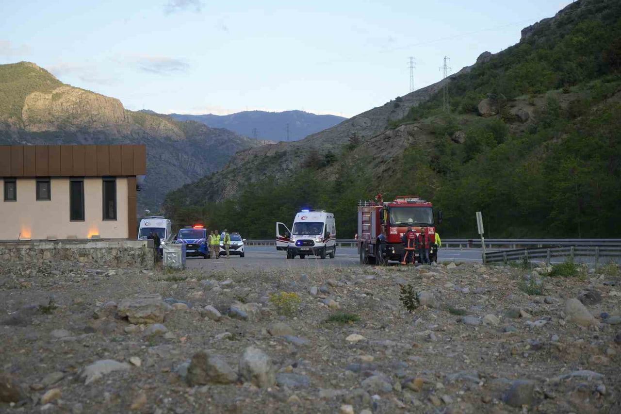 GÜMÜŞHANE’NİN TORUL İLÇESİNDE KONTROLDEN ÇIKAN OTOMOBİLİN YAKLAŞIK 70 METRE SAVRULARAK HARŞİT ÇAYI...