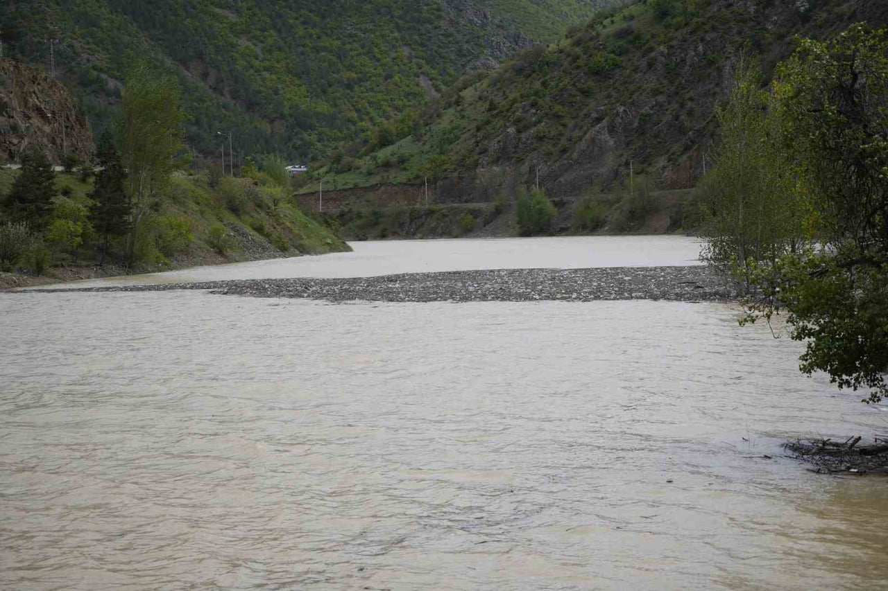 GÜMÜŞHANE’NİN TORUL İLÇESİNDEKİ TORUL BARAJ GÖLÜ’NDE BİRİKEN ATIKLAR NEDENİYLE GÖL YÜZEYİNDE ÇÖP...