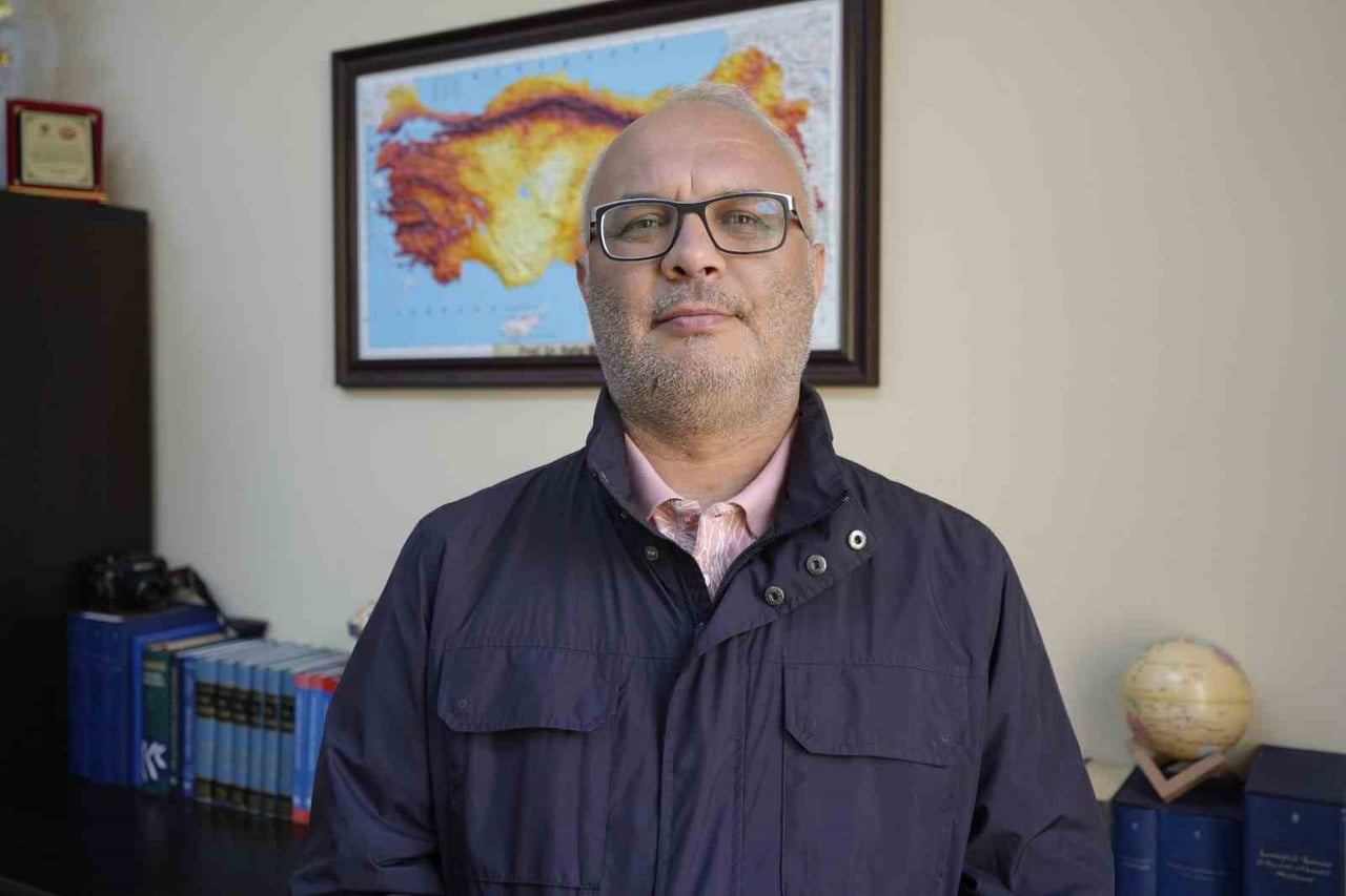 GÜMÜŞHANE ÜNİVERSİTESİ JEOFİZİK MÜHENDİSLİĞİ BÖLÜM BAŞKANI PROF. DR. NAFİZ MADEN, GÜNDEMDEKİ MAVİ...