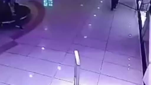 Güngören'de alışveriş merkezinde askıdaki çantayı böyle çaldı